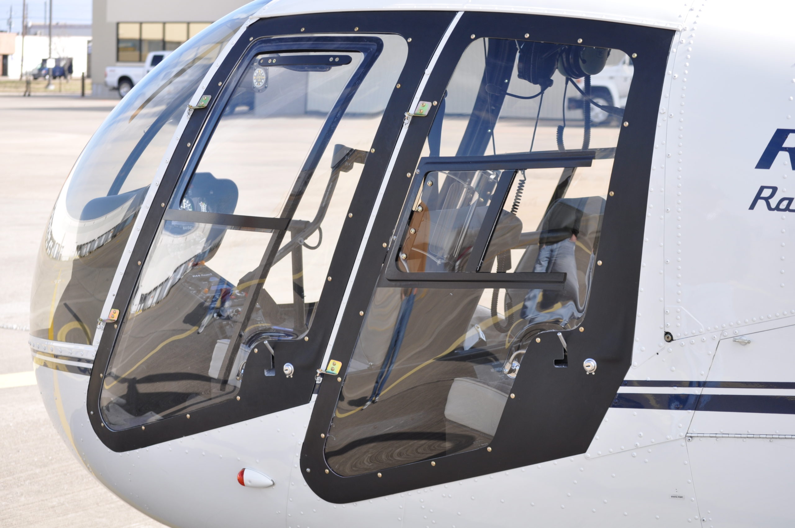 Robinson R44 w/Forward window w/Vertical Slide and Aft window w/Horizontal Slide